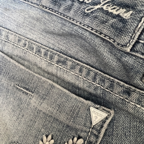 Guess Jeans Stretch Cropped Capris Embroidered Size 30 - Picture 7 of 7
